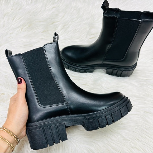 Qupid Black Chelsea Boots - Picture 3 of 5